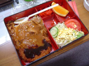 ランチは５００円の日替わり弁当…ハヤシライスでした。